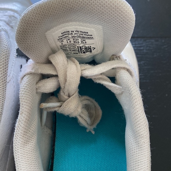 Converse Youth Sneakers. Leather Uppers/Rubber Soles. Size 2 - Picture 6 of 9